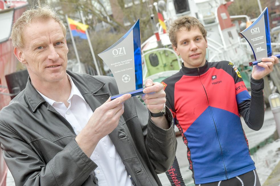 Peter Bartsch (links) und Matthias Heinken präsentieren an der frischen Luft in Emden den Siegerpokal. Bild: Ortgies