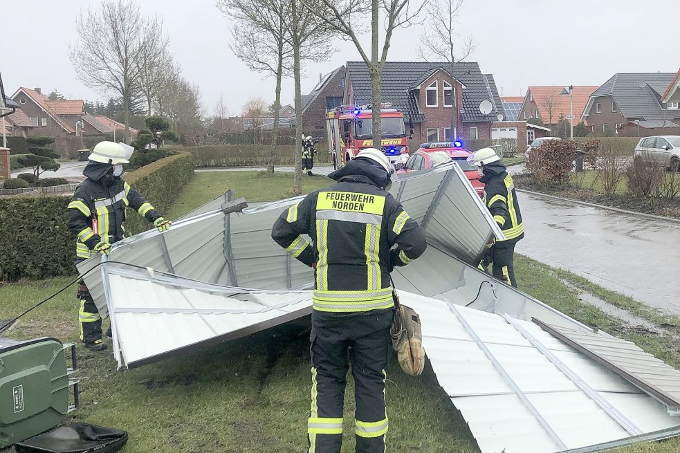 In Süderneuland haben heftige Böen einen Schuppen auseinandergerissen. Bild: Feuerwehr