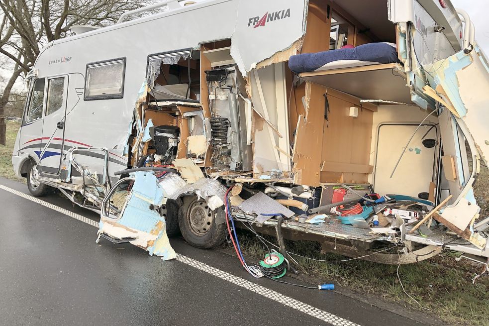 Der Paketfahrer geriet mit seinem Bulli auf die Gegenfahrbahn und schlitzte dabei die Seite eines Wohnmobils auf.