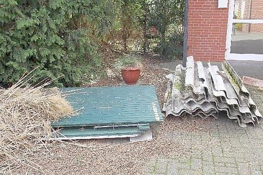 In Leer wurden Eternitplatten und eine Holztür entsorgt. Bild: Polizei