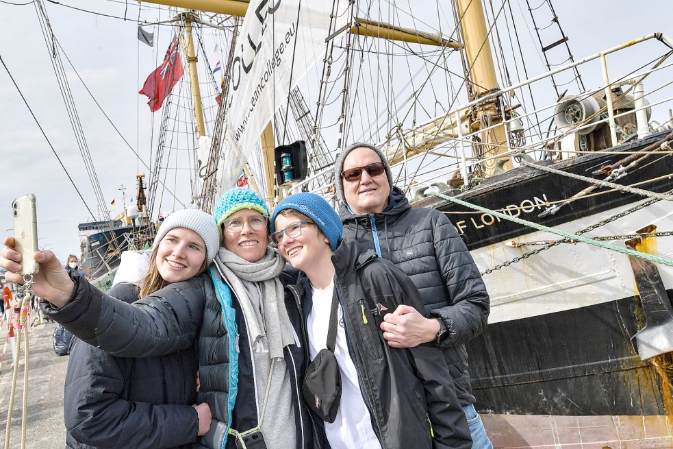 Paula Schütze (von links), Ulrike Alberg, Hannes und Wolfgang Schütze schießen ein letztes Erinnerungsfoto vor dem Schulsegelschiff.