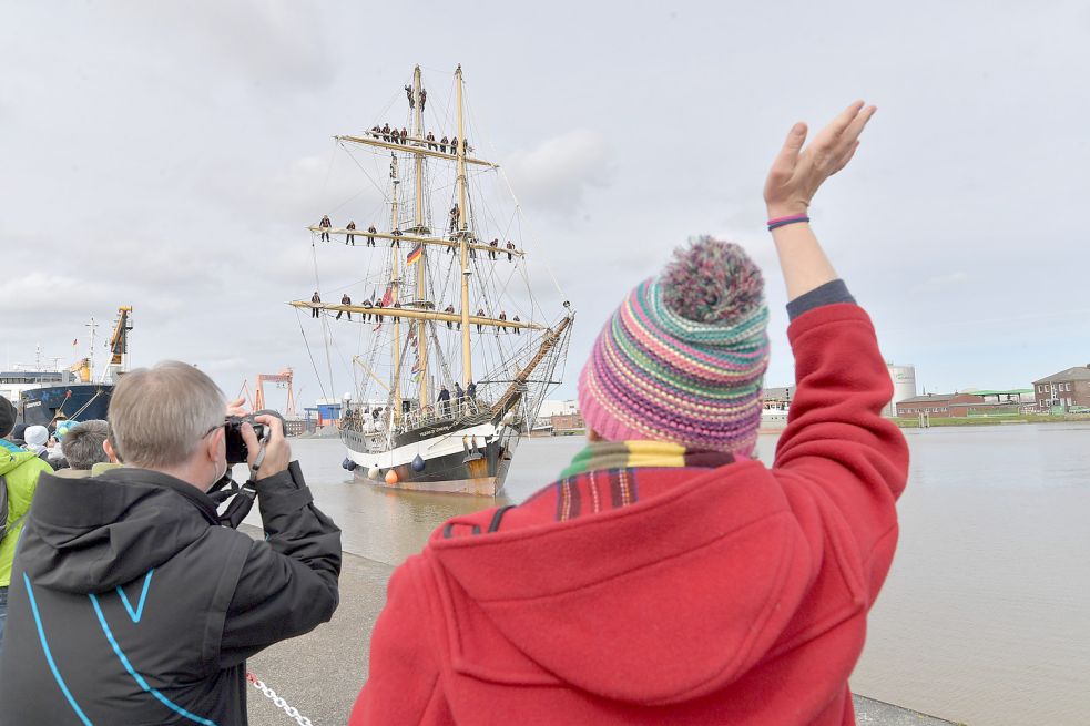 Am Nordkai wird fotografiert, gefilmt und natürlich gewunken.