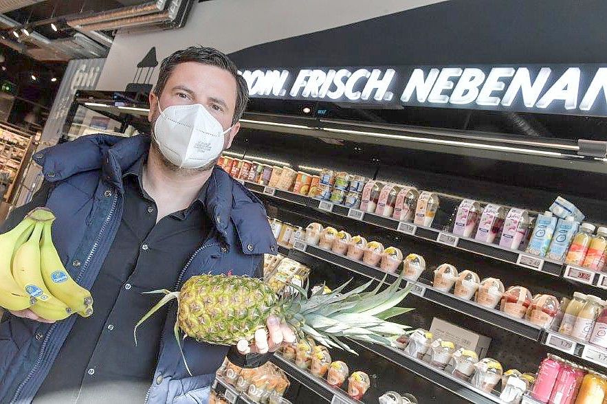 Johannes Aumann von der Bünting-Gruppe im Oldenburger Markt. Neben Frische und Regionalität gehören auch verlängerte Öffnungszeiten zum Konzept. Foto: Ortgies
