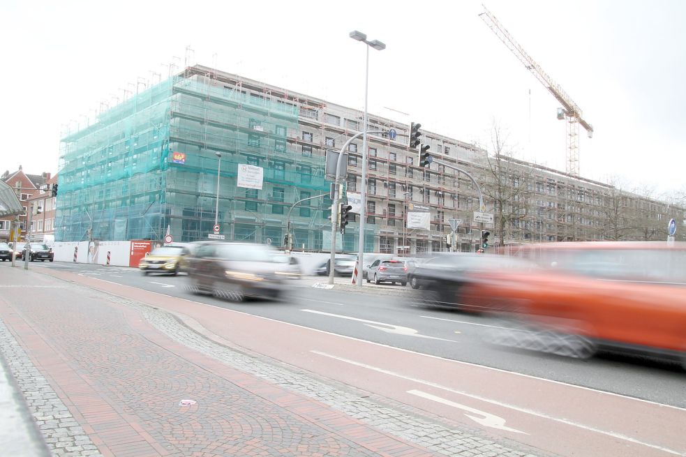 Auf dem ehemaligen Kaufhallen-Gelände in Emden entstehen die Neutor-Arkaden. Foto: Päschel/Archiv