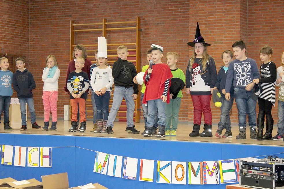 Die Jungen und Mädchen der Grundschule Veenhusen hatten für die Veranstaltung einige Darbietungen rund um das Thema Lesen vorbereitet. Eingeladen waren alle Grund- und Förderschulen aus dem Landkreis Leer. Bilder: privat