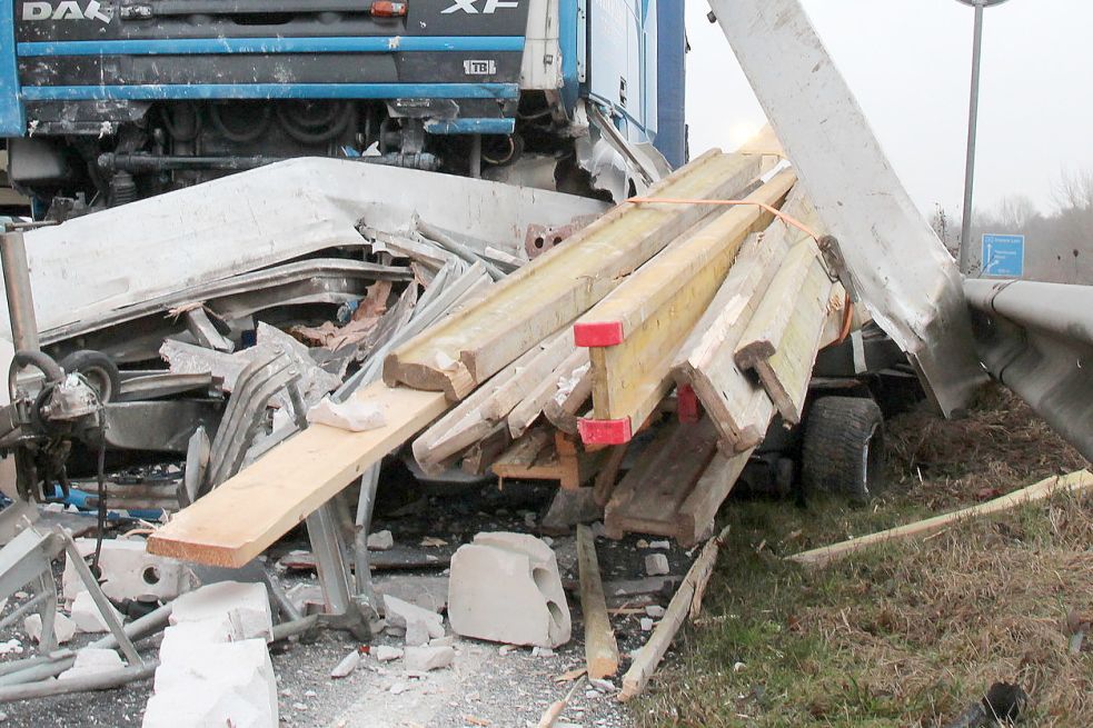 Bei einem Unfall auf der Autobahn ist am Donnerstagmorgen ein Mensch ums Leben gekommen. Bilder: Leuchters