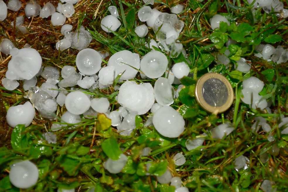 In der Krummhörn waren große Hagelkörner gefallen. Foto: Wagenaar