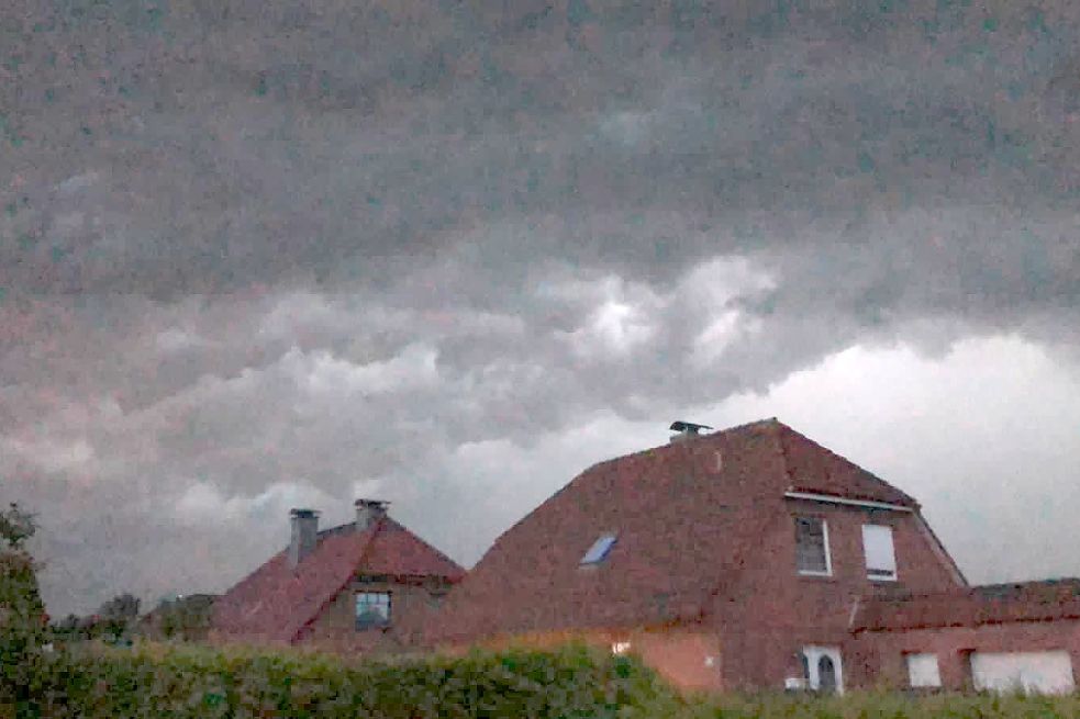 Dunkle Wolken zogen über Hinte. Foto: Harms