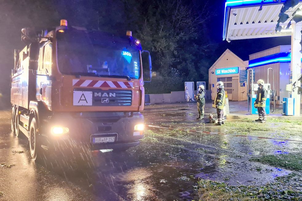 Eine Tankstelle in der Pewsumer Burgstraße war besonders von den Wassermassen betroffen. Foto: Feuerwehr Krummhörn