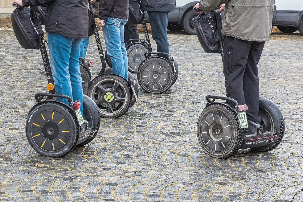 In vielen Orten werden geführte Touren mit Segways, zweirädrigen Elektrorollern, angeboten. Bild: Pixabay