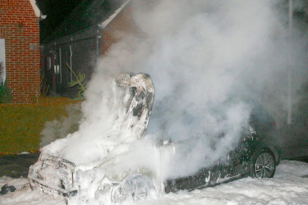 Das Fahrzeug ist von 18 Einsatzkräften der Feuerwehr gelöscht worden. Bild: Rand