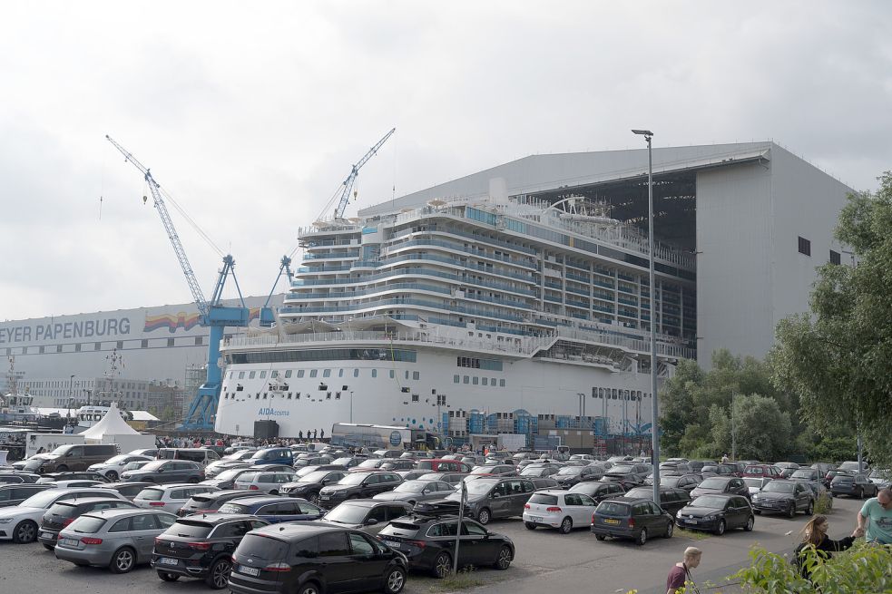 Die „Aidacosma“ hat am Samstag das Baudock der Meyer-Werft verlassen. Foto: Lohmann
