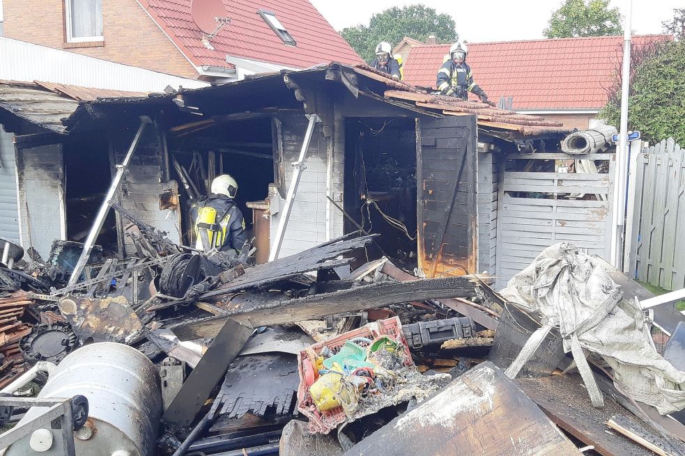 Das Gartenhaus wurde zerstört. Foto: Feuerwehr
