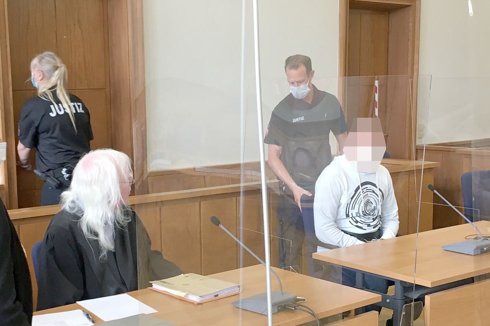 Vor dem Landgericht Oldenburg beginnt am Donnerstag der Prozess gegen einen 30-jährigen Cloppenburger, der Frau und Sohn mit einer Machete getötet hat. Sein Verteidiger ist Rechtsanwalt Reinhard Nollmann (sitzend, links). Foto: Höffmann