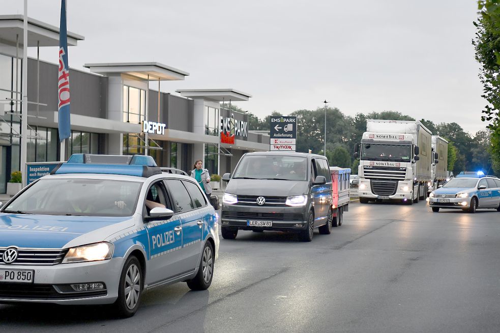 Los geht‘s in Richtung der Überschwemmungsgebiete im Kreis Ahrweiler: Die Polizei geleitet die Leeraner Teilnehmer des Konvois vom Ems-Park auf die Autobahn. Foto: Stromann