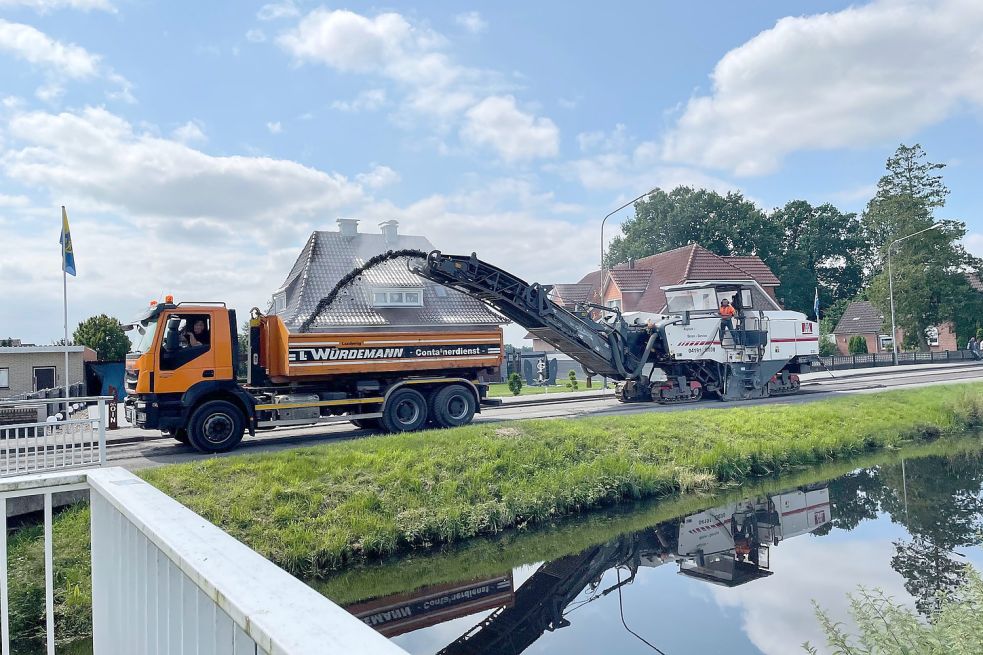 Auf rund 900 Metern des Rajens wird die Asphaltbahn abgetragen und erneuert. Foto: Janßen