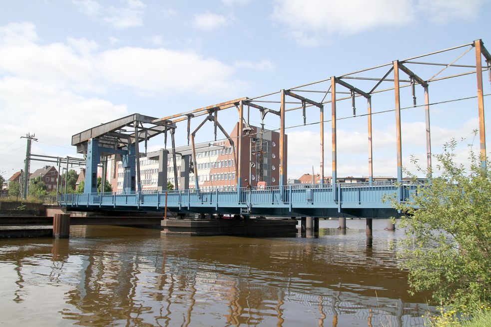 Die Klappbrücke über den Emder Binnenhafen ist die einzige Schienenverbindung für Fernreisende und den Güterverkehr und damit essentiell auf der Strecke Leer - Emden. Foto: Päschel