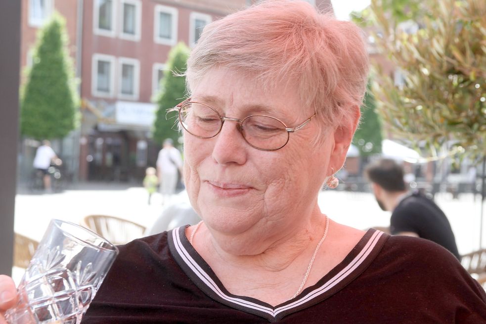 Karola Boes hat sich nach anfänglichem Zögern für ein Treffen in einem Café am Neuen Markt zu gesagt. In dem Gespräch schildert sie, wie mit der Trauer um ihren Sohn umgeht. Foto: Päschel