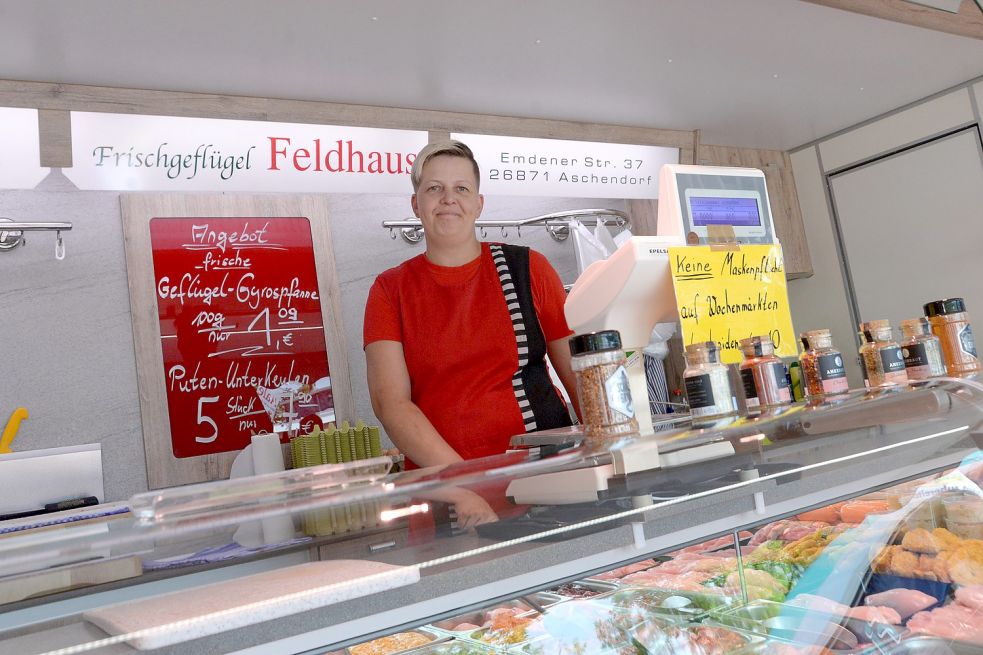 Annika Barenkamp hat am Stand von Frischgeflügel Feldhaus immer gut zu tun. Trotzdem fände sie ein wenig mehr Auswahl auf dem Wochenmarkt in Warsingsfehn gut. Foto: Lüppen