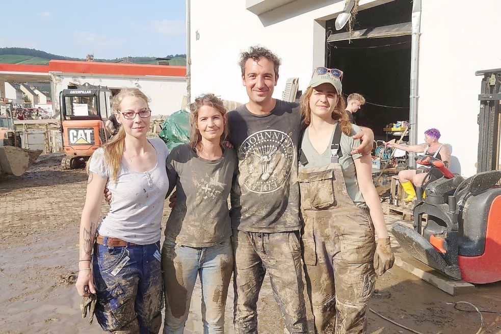 In der Weinmanufaktur Heiner in Altenahr (Rheinland-Pfalz), die von der Flut überschwemmt worden ist, half die Sedelsbergerin Lucy May Weidhüner (links) mit beim Aufräumen. Foto: privat