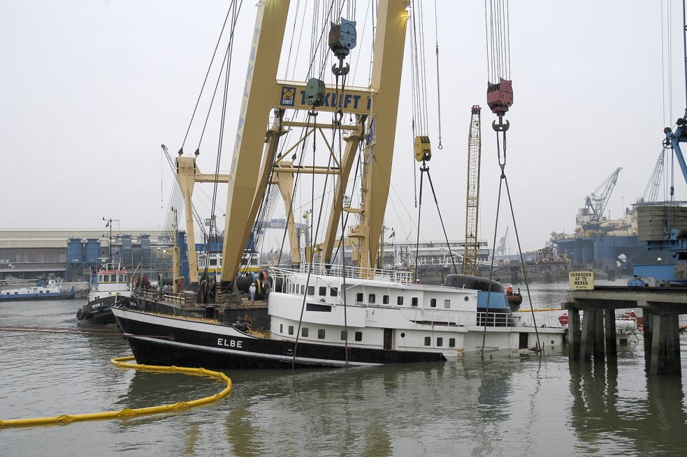 Nachdem unbekannte Täter alle Außenbordventile bei der "Elbe" öffneten, ging der Seeschlepper erneut unter. Foto: Stiftung der Maritimen Sammlung von Rijnmond