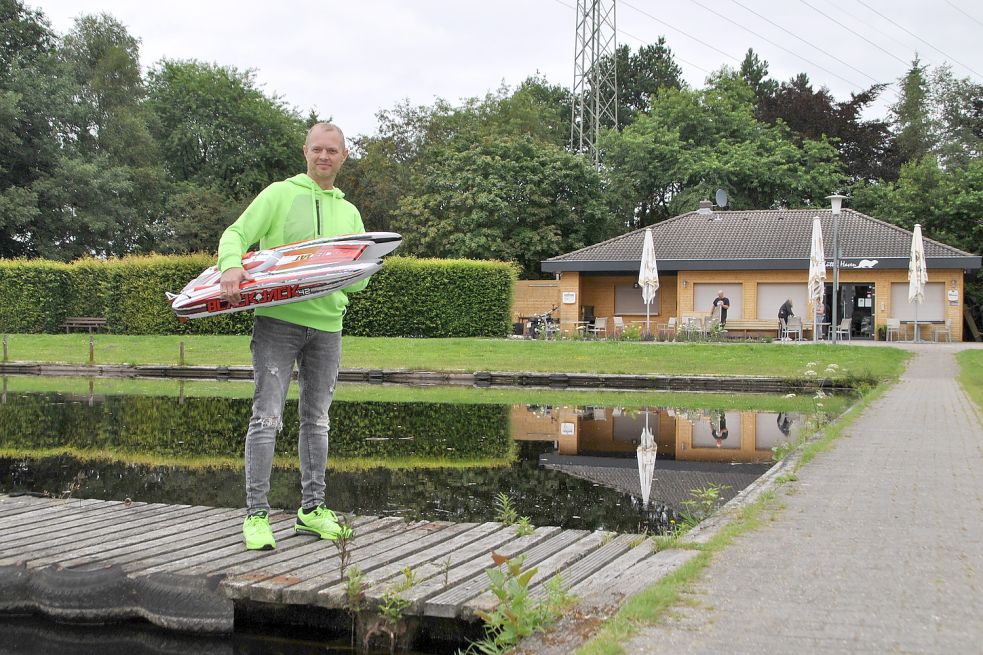 Im Bootshafen am Ottermeer würde Thorsten Fittje gern sein ferngesteuertes Speedboot fahren lassen. Die Stadt ist aber dagegen. Foto: Schönig
