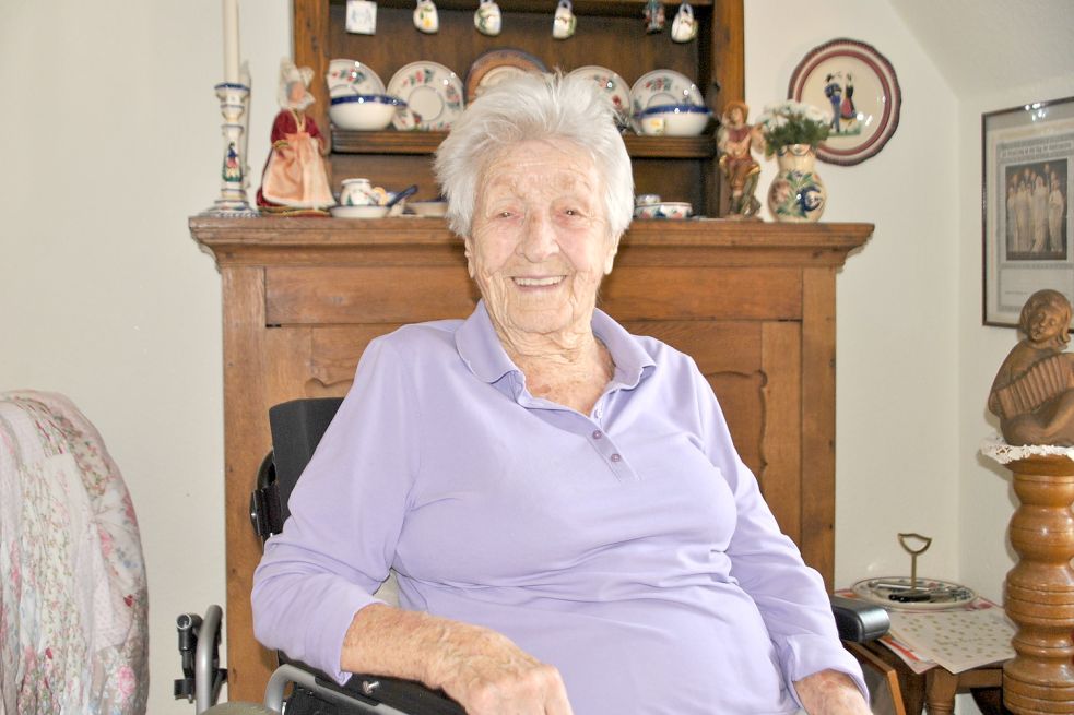 Auch im 104. Lebensjahr hat sich Margareta Dupke ihren Humor erhalten. Foto: Schönig