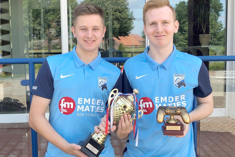 Jannis Hempelmann (links) und Marco Langwisch freuten sich nach dem Finalsieg über den Pokal. Foto: Herzog