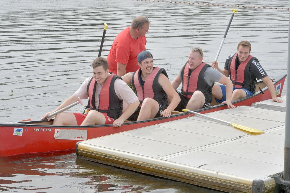 Hatten schon beim Einsteigen sichtlich ihren Spaß (von vorne): Nikita Pliuto, Frederik Lüpke, Wilke de Buhr und Kapitän Jonas Schweigart nahmen in einem Boot Platz. Foto: Ortgies