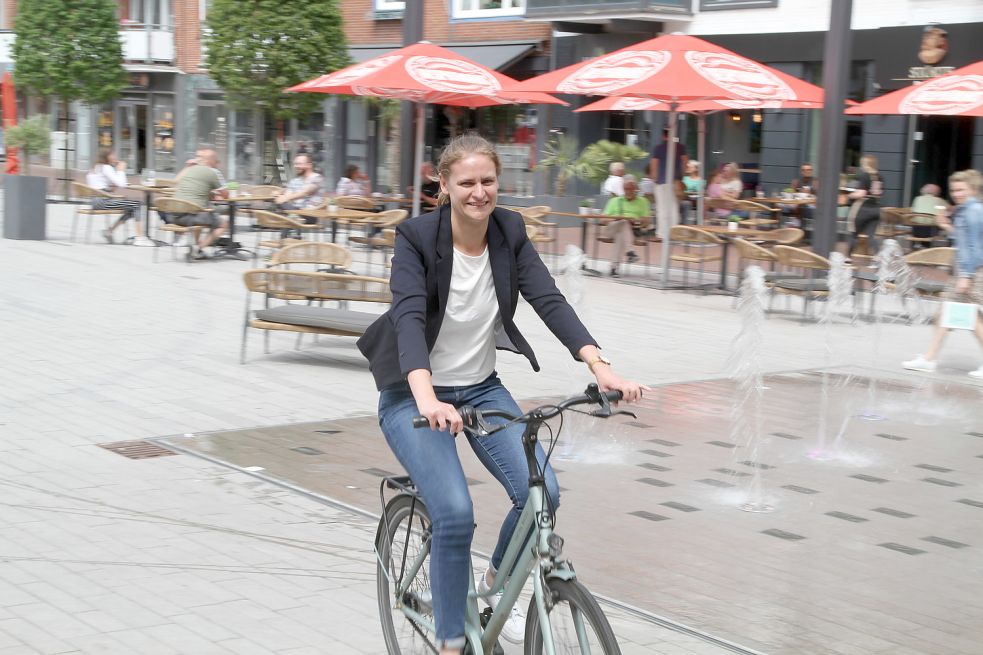 Die Emder Innenstadtkoordinatorin Martje Merten wirbt für den Umstieg aufs Rad. Die Stadt hat zum Ziel gesetzt, den Anteil des Radverkehrs in Emden bis zum Jahr 2035 von 28 auf 40 Prozent zu erhöhen. Foto: Päschel