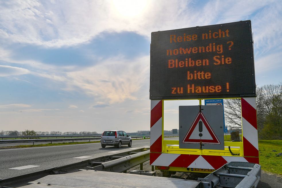 Im Frühjahr 2020 wurde die Bitte auf Leinwänden an der Autobahn gezeigt: Der Appell, unnötige Reisen in die Niederlande zu unterlassen, gilt derzeit wieder. Foto: Ortgies/Archiv