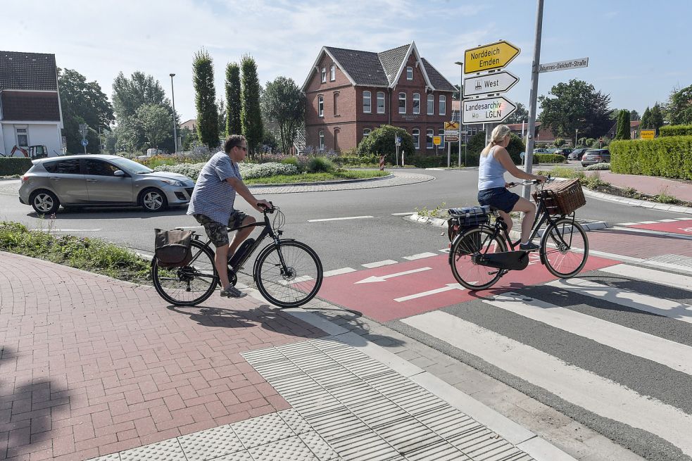 Am Kreisverkehr in der Oldersumer Straße in Aurich kommt es öfter zu brenzligen Situationen. Radfahrer dürfen dort in beide Richtungen fahren. Foto: Ortgies