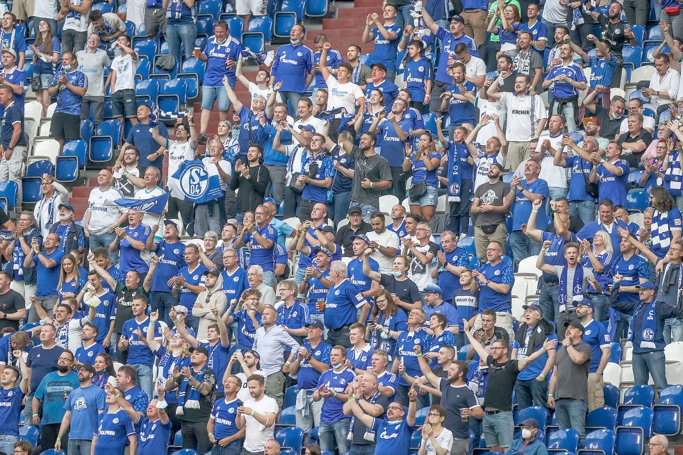 Knapp 20.000 Zuschauer konnten das Auftaktspiel zwischen Schalke und Hamburg in Gelsenkirchen im Stadion verfolgen. Foto: RHR-Foto/Imago