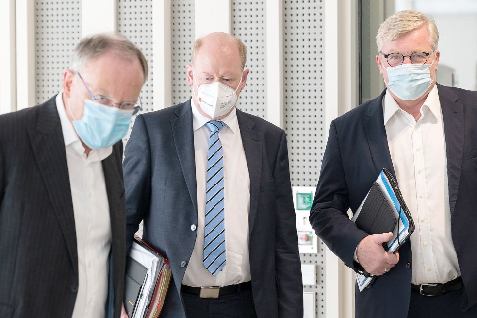 Tragen Verantwortung für den Doppelhaushalt in Niedersachsen: (von links) Ministerpräsident Stephan Weil (SPD), Finanzminister Reinhold Hilbers (CDU) und Wirtschaftsminister Bernd Althusmann (CDU). Foto: Stratenschulte/dpa