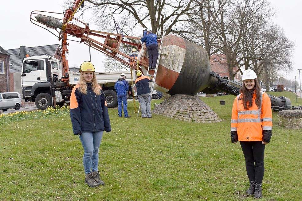 Im April sah die Westerems-Ansteuerungstonne noch schmuddlig aus. Die beiden Auszubildenden Insa Richter (links) und Saskia Volders haben das geändert. Foto: Archiv/Hanssen