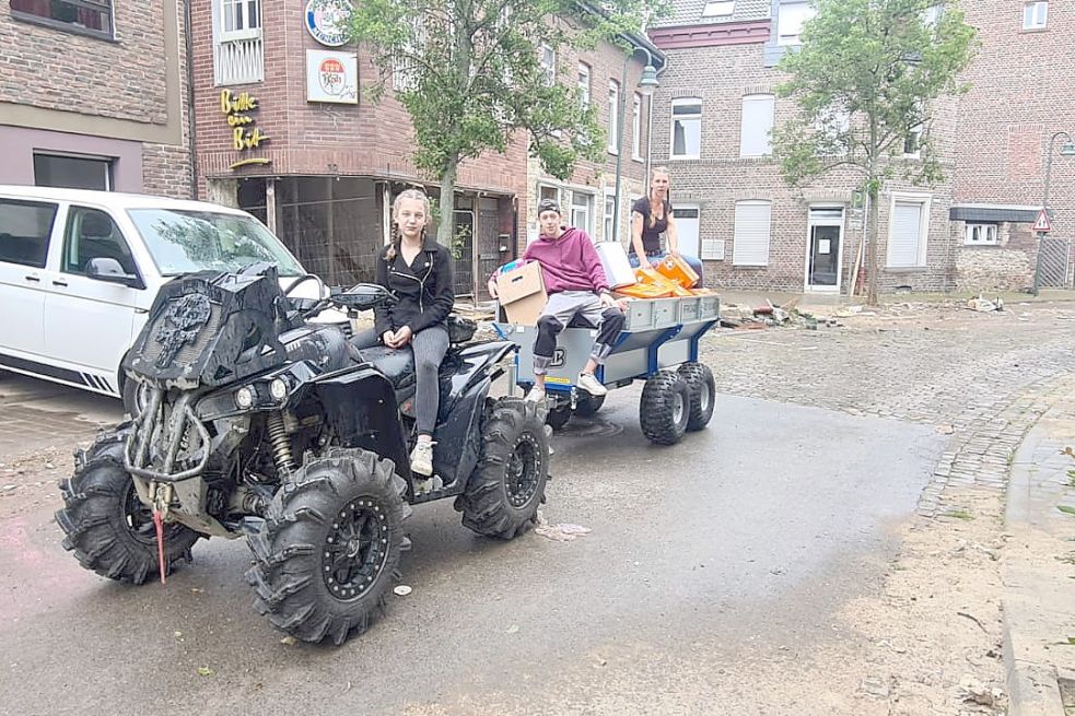 Andrea Bunjes (von rechts) mit Malte Habben und Paula Bunjes haben mit dem Quad Hilfsgüter verteilt. Foto: privat