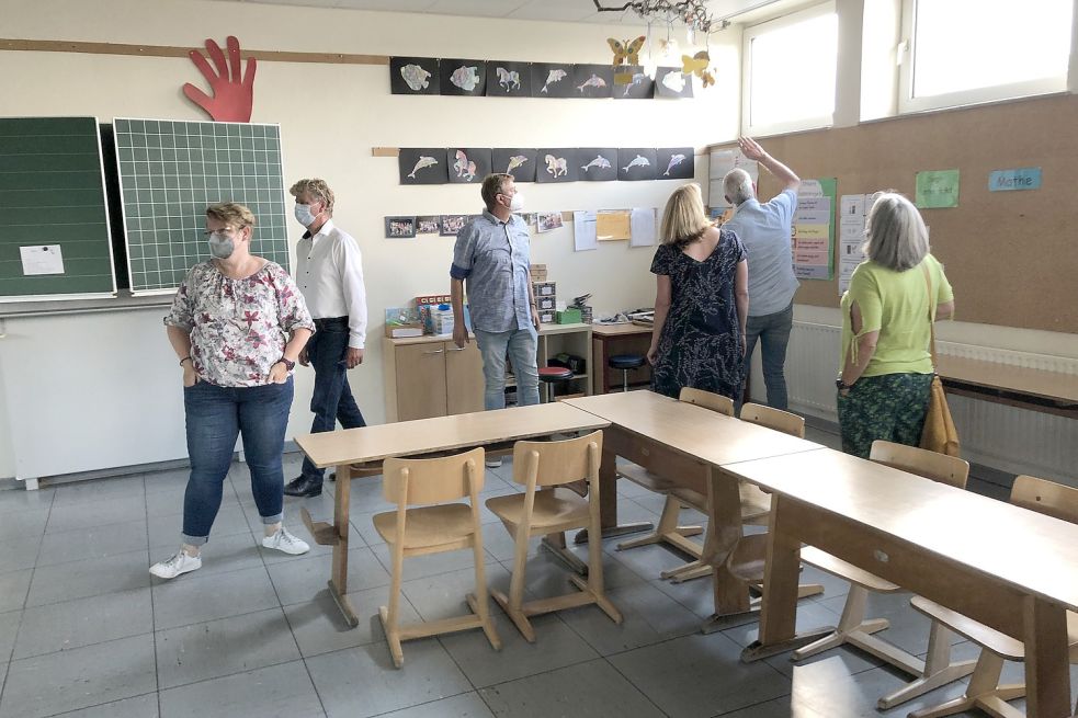 Politiker und Elternvertreter machten sich am Montag ein Bild in dem mit Schimmel befallenen Klassenraum. Foto: H. Müller