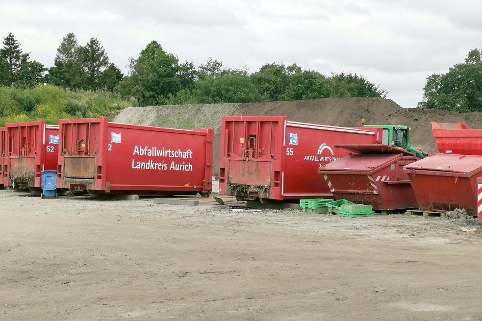 Container mit Bioabfall, Restabfall, Leichtverpackungen und Papier werden auf dem Gelände des Wertstoffhofs in Georgsheil zwischengelagert. Fotos: privat