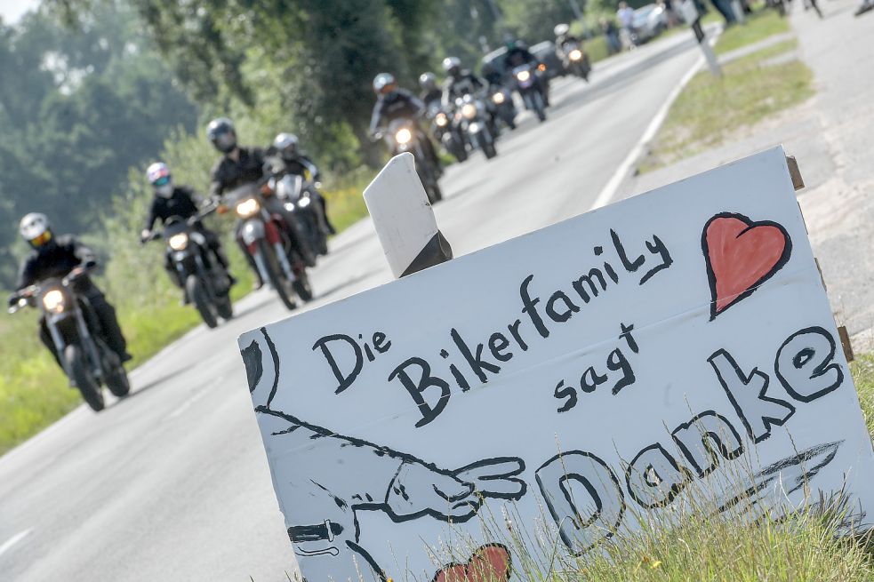 Die „Bikerfamily“, zu der Kilians Familie gehört, bedankt sich mit einem Schild bei allen Bikern, die Krach für Kilian machten. Foto: Ortgies