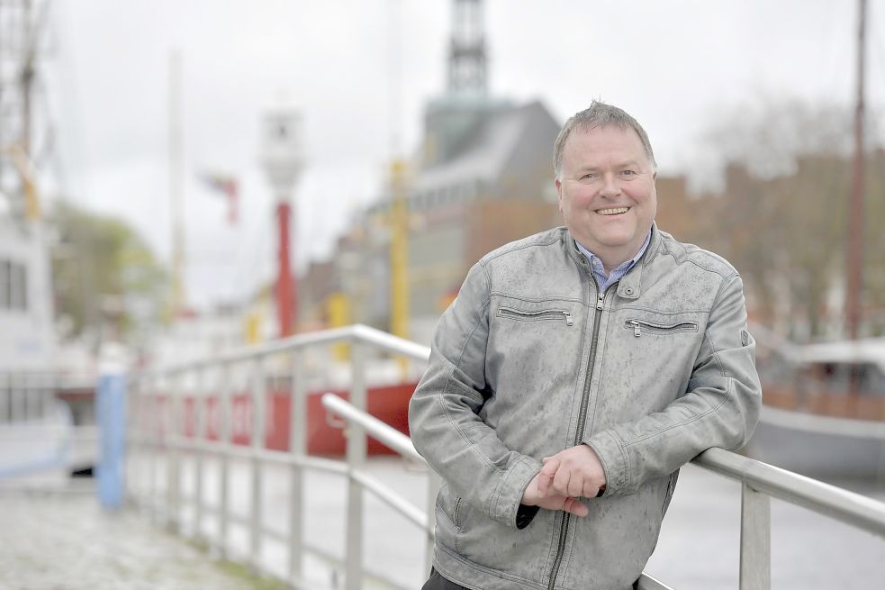 Was können Kommunen im Kampf gegen den Klimawandel erreichen? Diese Frage haben wir Rainer Kinzel gestellt, dem ranghöchsten Umweltschützer in der Emder Stadtverhaltung. Das Bild zeigt ihn am Ratsdelft. Foto: Ortgies