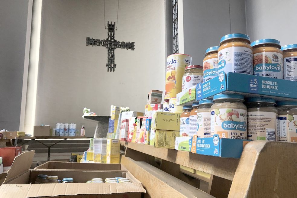 In der katholischen Kirche stapeln sich Spenden - das Gotteshaus wurde in einen Gratis-Supermarkt umfunktioniert. Foto: Kubat