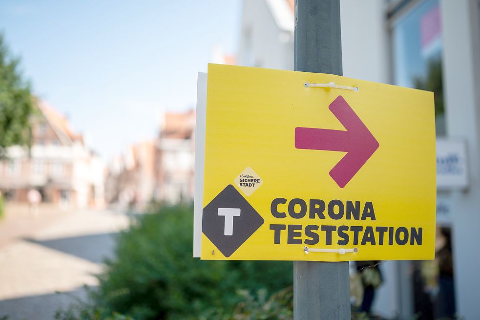 Wegweiser zu einer Corona-Teststation. Foto: Schulze/dpa
