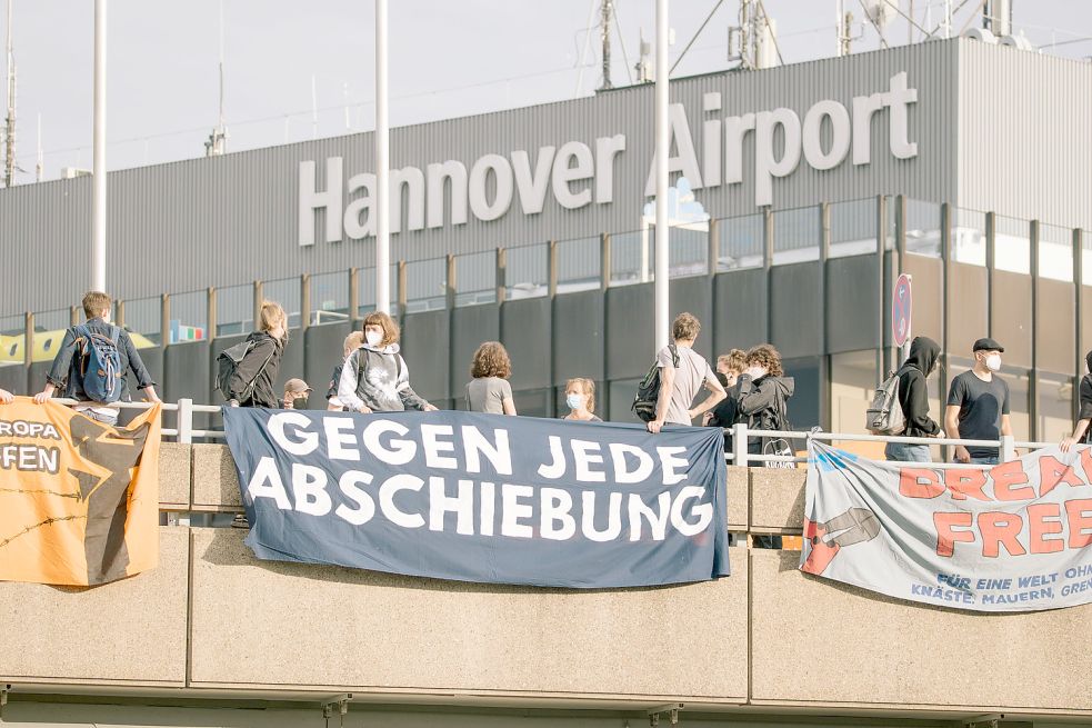 Am Flughafen Hannover hatten am Dienstagabend viele Menschen gegen die Abschiebung protestiert. Foto: Michael Trammer