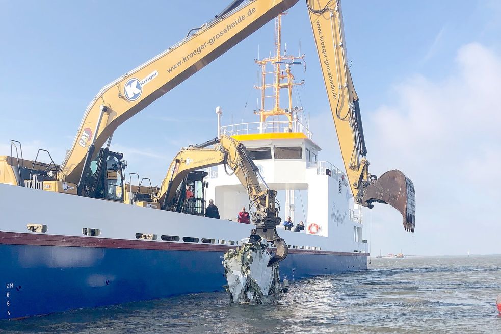 Die Gerold Kröger GmbH holte die Wrackreste am Mittwoch aus dem Wasser. Fotos: Privat