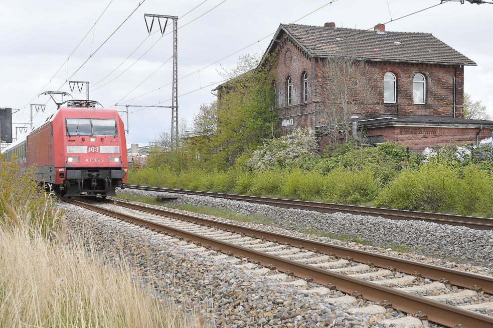 Noch fahren die Züge an Neermoor vorbei. Ab 2024 kann man vielleicht wieder in den Regionalexpress einsteigen. Foto: Ortgies/Archiv