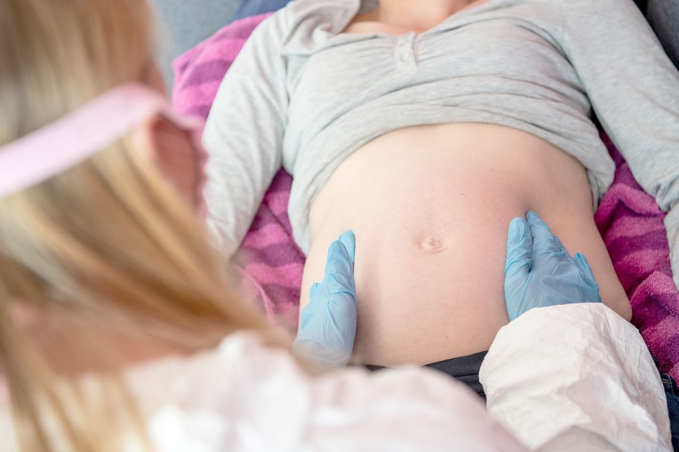 Eine Hebamme tastet den Bauch einer Schwangeren ab. Symbolfoto: Caroline Seidel/dpa