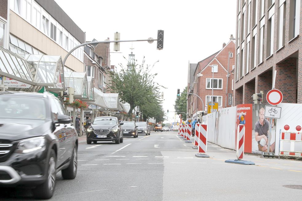 Halbseitig gesperrt: Die Neutorstraße entlang der Emder Fußgängerzone ist seit Monaten wegen des Baus der Neutor-Arkaden (rechts) gesperrt. Die Stadt will bis Ende des Jahres daran festhalten und zusätzlich experimentieren. Foto: Päschel