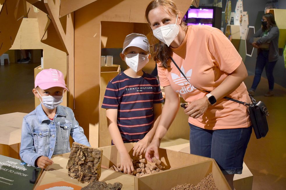 Maila (von links), Elias und Katrin Stroisch schauen sich die Ausstellung an. Foto: Hanssen