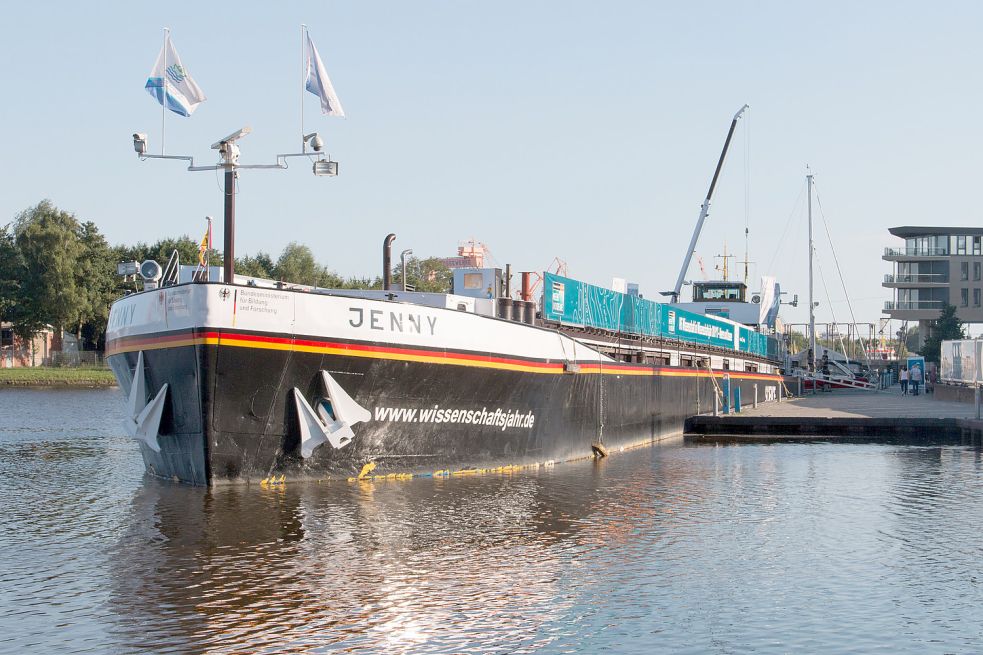 Die „MS Wissenschaft“ steuert seit einigen Jahren die Stadt Emden an. Noch bis Sonnabend liegt das umgebaute Frachtschiff am Alten Binnenhafen. Archivfoto: Bruns