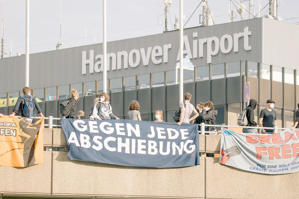 Am Flughafen Hannover hatten viele Menschen gegen die Abschiebung protestiert. Archivfoto: Michael Trammer